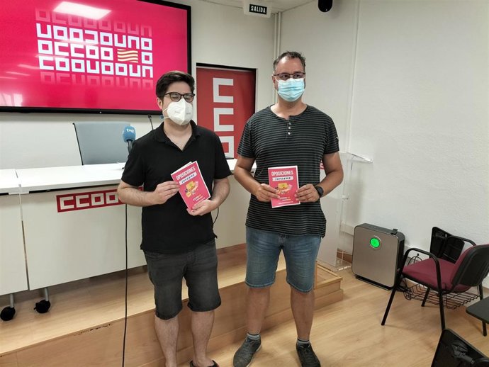 El secretario de Organización de la Federación de Enseñanza de CCOO Aragón, Andrés Mingueza, y el secretario general de la Federación de Enseñanza del sindicato enla Comunidad,  Guillermo Herráiz.