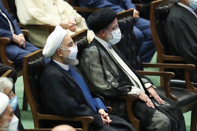 El presidente de Irán, Ebrahim Raisi (a la derecha) con su predecesor, Hasán Rohani 