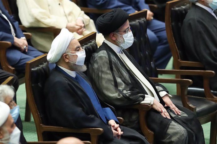 HANDOUT - 05 August 2021, Iran, Tehran: Iran's outgoing president Hassan Rouhani (L) and the newly elected President Ebrahim Raisi (R)attend the swearing in ceremony for the new Iranian president at the Parliament in the Tehran. Photo: -/Iranian presid