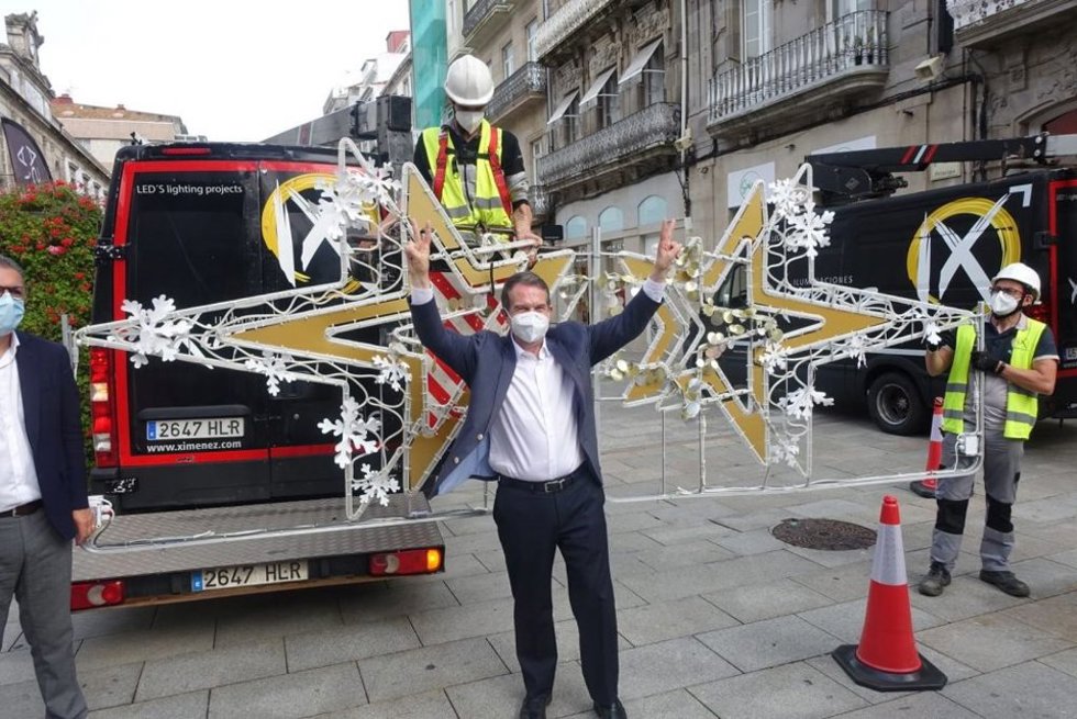 El alcalde de Vigo, Abel Caballero, hace el signo de la victoria con las manos, durante el acto de inicio de la instalación del alumbrado navideño en agosto de 2021.
