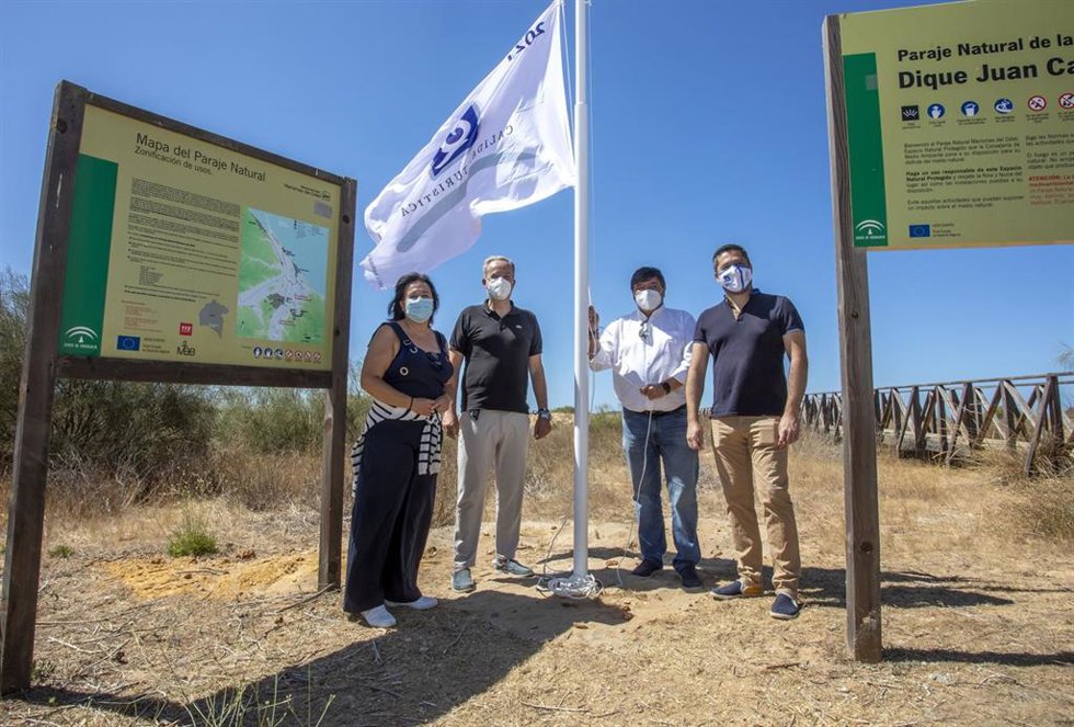 Izada de la bandera 'Q' de 'Calidad Turística' en la playa del Espigón.