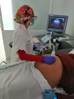 Archivo - Una profesional sanitaria atiende a una embarazada