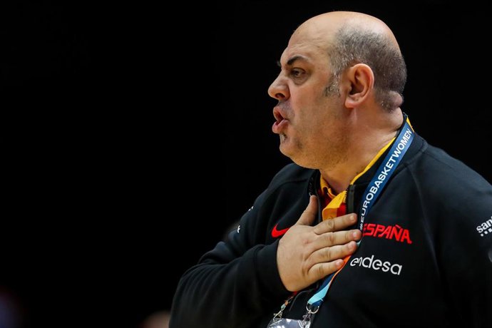 Archivo - Lucas Mondelo dirigiendo a España