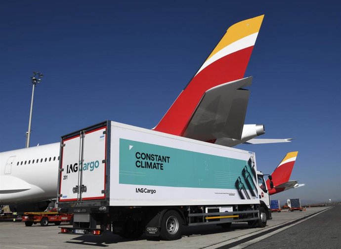 Archivo - Iberia transporta vacunas de la Covid-19.