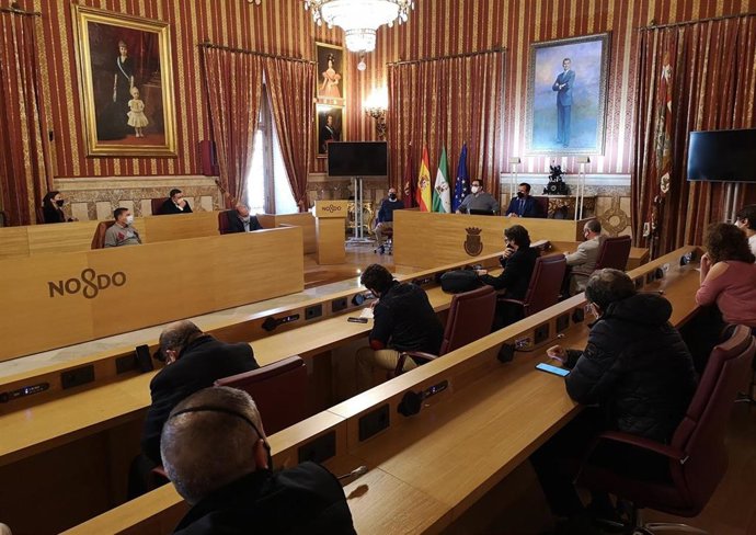 El delegado de Gobernación y Fiestas Mayores y del Distrito Casco Antiguo, Juan Carlos Cabrera,  destacando el buen resultado del nuevo modelo y horarios para la carga y descarga.