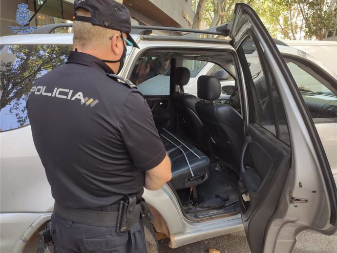 Coche de los detenidos como presuntos autores de delitos contra la seguridad vial, lesiones y desobediencia