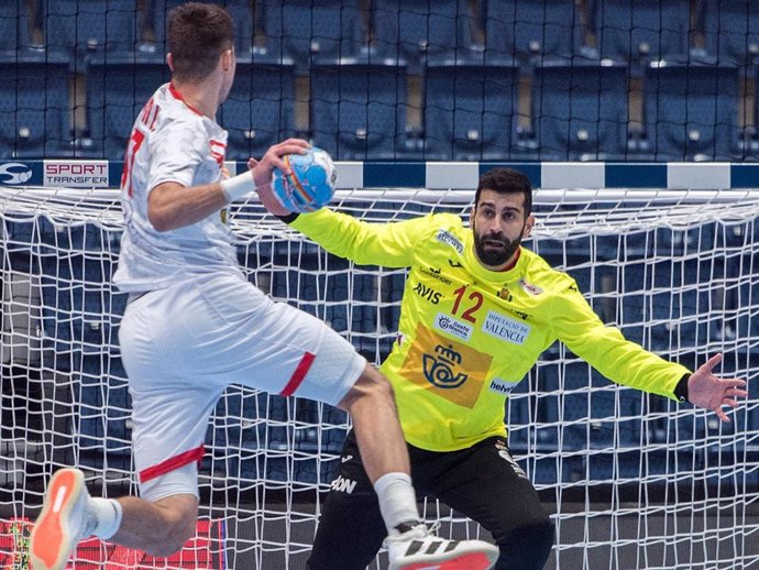Archivo - Rodrigo Corrales frena a Eslovaquia en la EHF Euro Cup