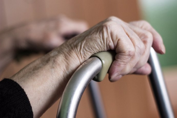 Archivo - Elderly hands on a walker