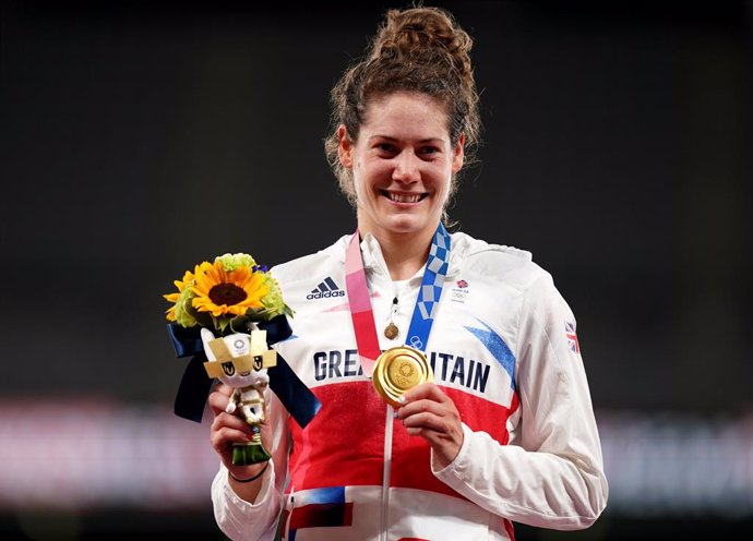 06 August 2021, Japan, Tokyo: Great Britain's Kate French celebrates her gold medal at the award ceremony of the Women's Individual Modern Pentathlon event at Tokyo Stadium during the Tokyo 2020 Olympic Games. Photo: Mike Egerton/PA Wire/dpa