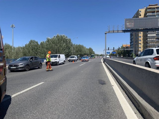 Retenciones a la salida del túnel de la M-30 debido a un accidente de moto.