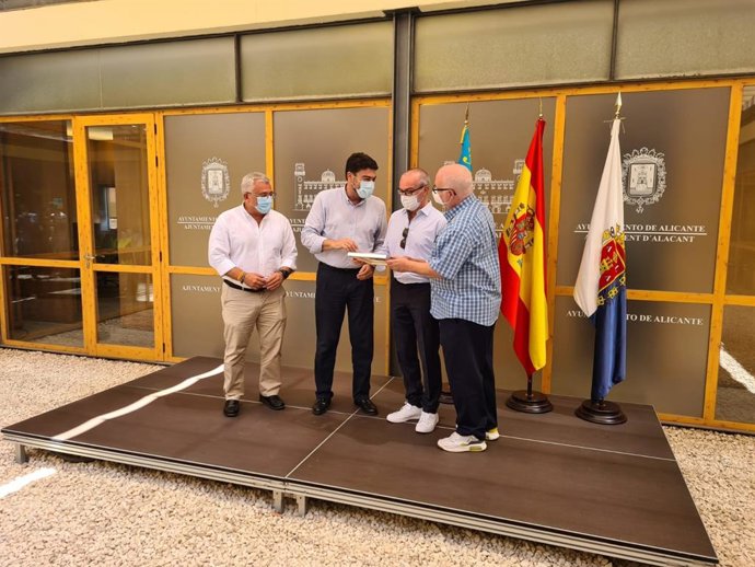 El MACA recibe la primera visita de los coleccionistas Jenkins y Romero tras la donación de 291 de sus obras