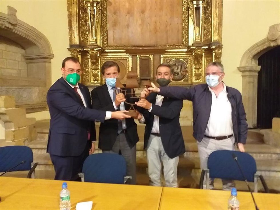 Acto de entrega del galardón 'La Carabela', que otorga la Federación Internacional de Centros Asturianos (FICA),  al ex presidente del Principado Javier Fernández, en Gijón