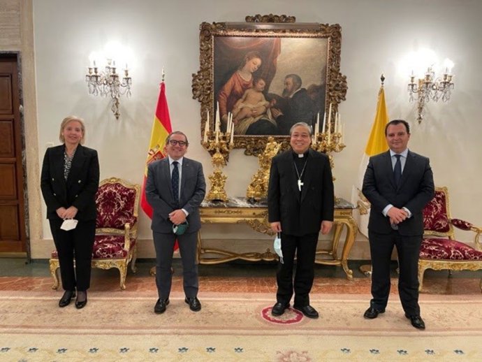 Una representación de la Hermandad de la Vera Cruz de Alcalá del Río -con su hermano mayor, Francisco Fernández --primero por la derecha--, a la cabeza-, junto a Bernardito Cleopas Auza, nuncio papal en España.