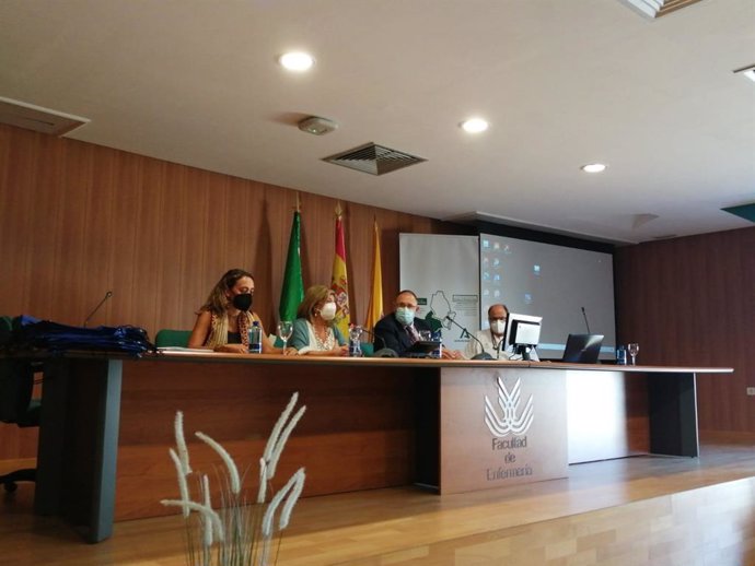 La delegada territorial de Salud y Familias de la Junta en Cádiz, Isabel Paredes, durante la acogida a los nuevos Especialistas Internos Residentes (EIR) que se incorporan a los centros sanitarios del Campo de Gibraltar.