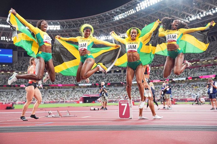 El relevo femenino 4x100 de Jamaica celebra su oro en los Juegos Olímpicos de Tokio