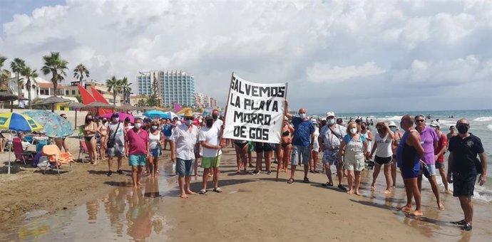 La Plataforma vecinal Morro de Gos de Oropesa del Mar (Castellón) ha organizado movilizaciones en defensa de las playas del municipio y, para ello, ha convocado durante este verano protestas en formato de paseo.
