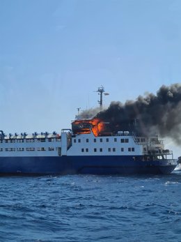 Incendio en un barco de transporte de ganado sin cargar en el Puerto de Tarragona, el 6 de agosto de 2021.