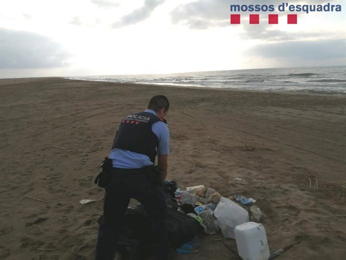 Los Mossos d'Esquadra han denunciado a un hombre por verter basura en una playa del Delta del Ebre (Tarragona).