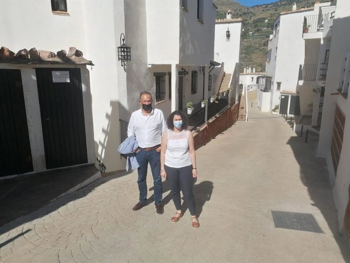 El delegado territorial de Turismo de Almería y la alcaldesa de Ohanes.