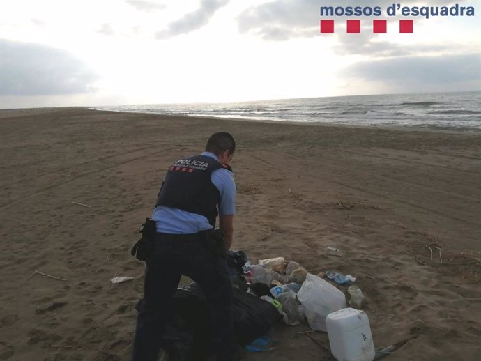Els Mossos d'Esquadra han denunciat un home per abocar escombraries en una platja del Delta de l'Ebre (Tarragona).