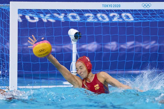 Laura Ester realiza una parada en un partido de la selección española femenina de waterpolo en los Juegos Olímpicos de Tokio
