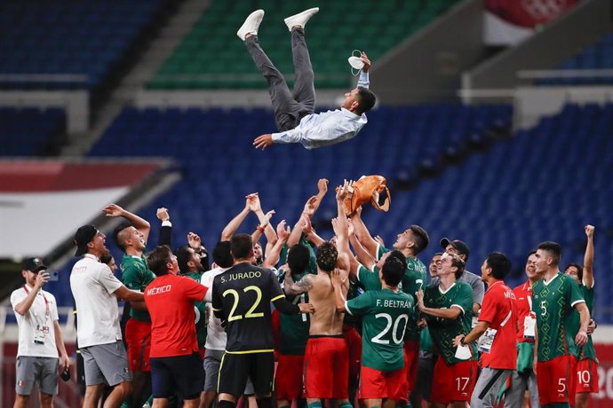 Los jugadores mexicano celebran el bronce manteando a su entrenador Jaime Lozano