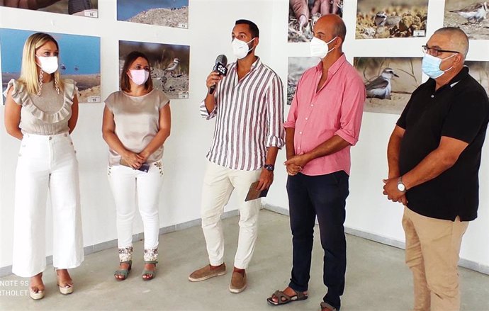 Inauguración de la exposición 'El chorlitejo patinegro: una historia de arena y sal' en Tarifa.