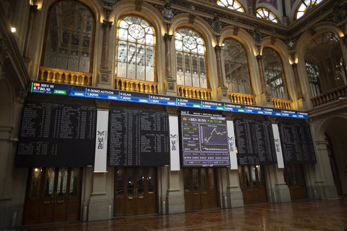 Valores del Ibex 35 en los paneles del Palacio de la Bolsa, a 9 de julio de 2021, en Madrid, (España).