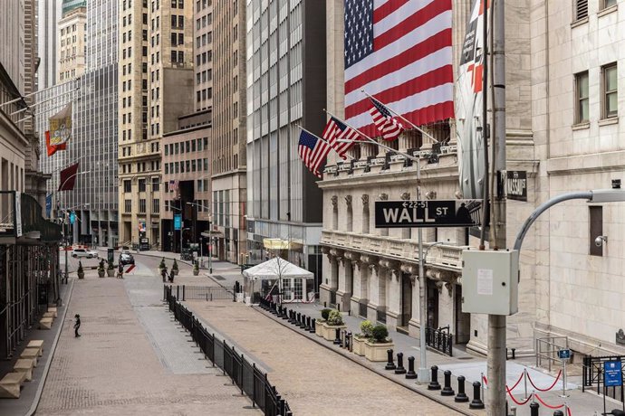 Archivo - March 22, 2020 - New York, New York, United States: Deserted Wall Street and New York Stock exchange usually filled with tourists on Sunday are empty. New York City has become the epicenter of the Covid 19 pandemic. With thousands of cases thr