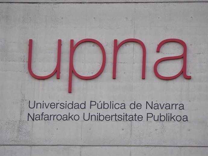 Archivo - Letrero de la UPNA en la fachada de la Universidad