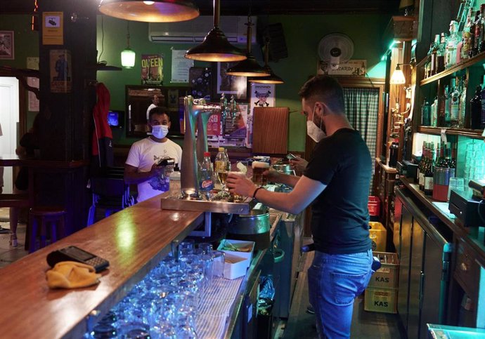 Archivo - Un camarero en un local de ocio nocturno, antes de su cierre a medianoche, a 3 de julio de 2021, en Santander, Cantabria (España).