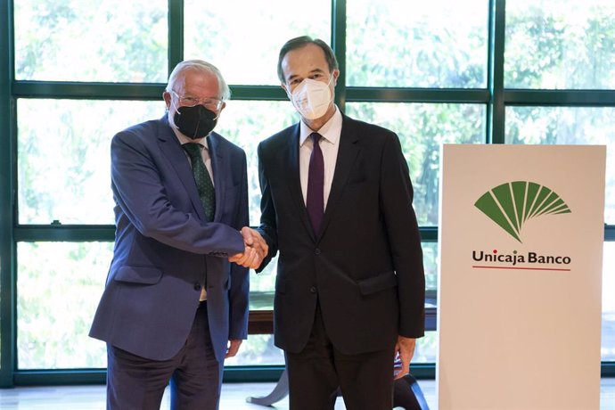 De izquierda a derecha, el presidente de Unicaja Banco, Manuel Azuaga, y consejero delegado, Manuel Menéndez, durante la inscripción en el Registro Mercantil de Málaga de la fusión por absorción entre Unicaja Banco y Liberbank