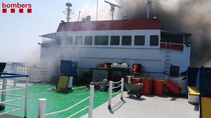 Incendio en un barco de transporte de ganado sin cargar en el Port de Tarragona, el 6 de agosto de 2021.