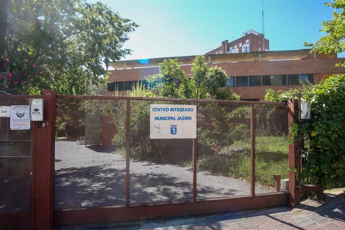 Cartel en una de las puertas de una residencia de ancianos en Madrid donde se han registrado contagios.