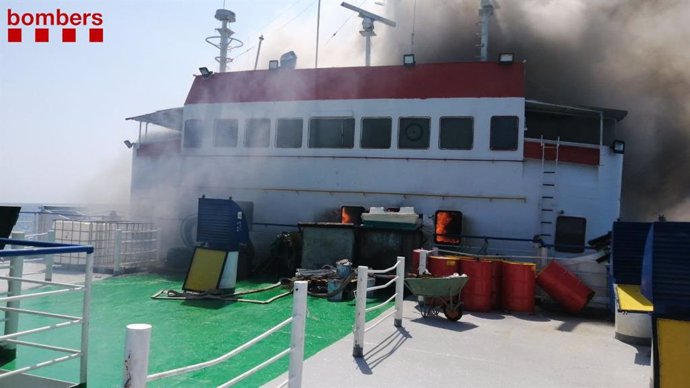 Incendi en un vaixell de transport de bestiar sense carregar en el Port de Tarragona, el 6 d'agost de 2021.