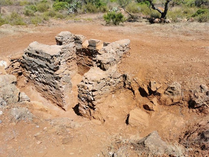 ENCUENTRAN UN NUEVO NIDO DE AMETRALLADORA Y UN POLVORÍN EN LA RESTAURACIÓN DE LAS FORTIFICACIONES DE DARRERE DEL CASTELL DE ALMENARA (CASTELLÓN)