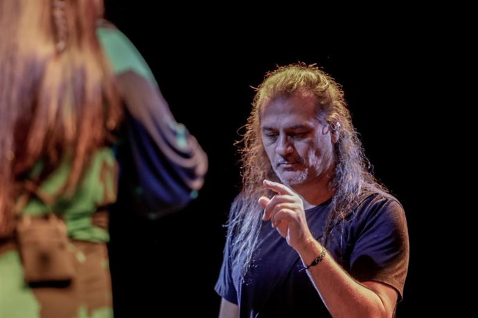 Archivo - Dionisio Martín Lobato, cantante de Camela, durante un concierto.