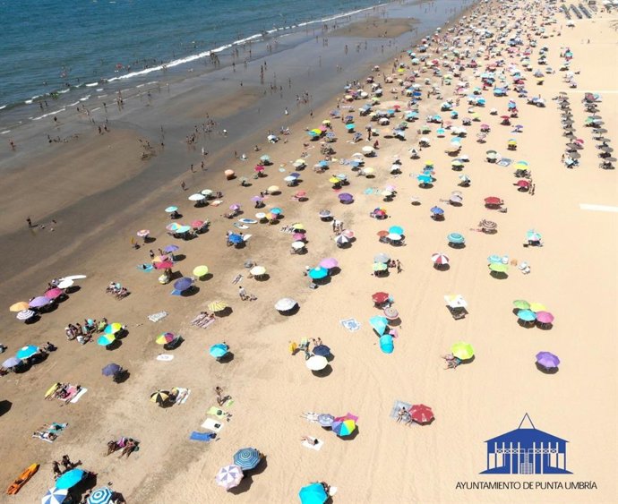 Archivo - Vista aérea de una playa de Punta Umbría.