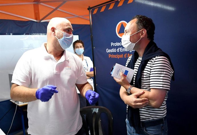 El jefe de Gobierno, Xavier Espot, hablando con el enfermero que le administró la segunda dosis de vacuna de Covid-19 esta semana. 