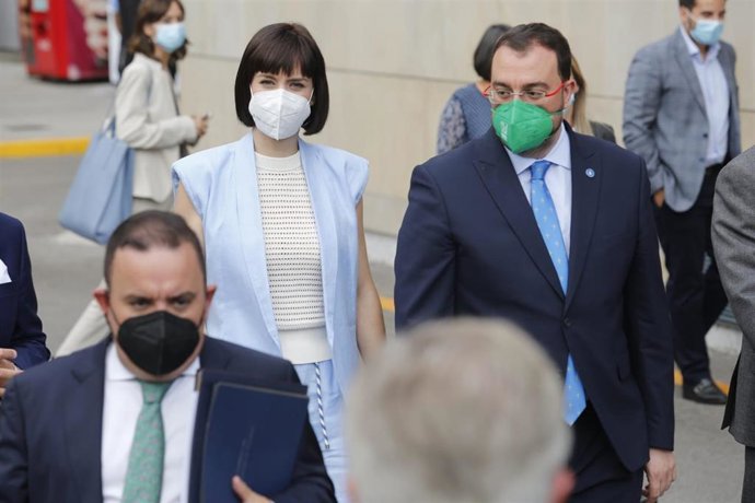 La ministra de Ciencia e Innovación, Diana Morant,  y el presidente del Principado de Asturias, Adrián Barbón, momentos antes de la inaguración de la 64 edicin de la Fidma, en Gijón