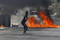 Al menos un palestino muerto y otros 36 heridos en choques con las fuerzas israelíes en Cisjordania