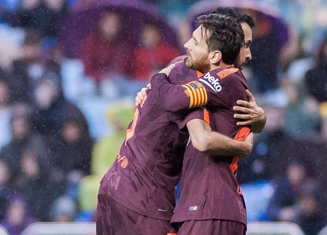 Sergio Busquets y Lionel Messi se abrazan tras un gol del FC Barcelona
