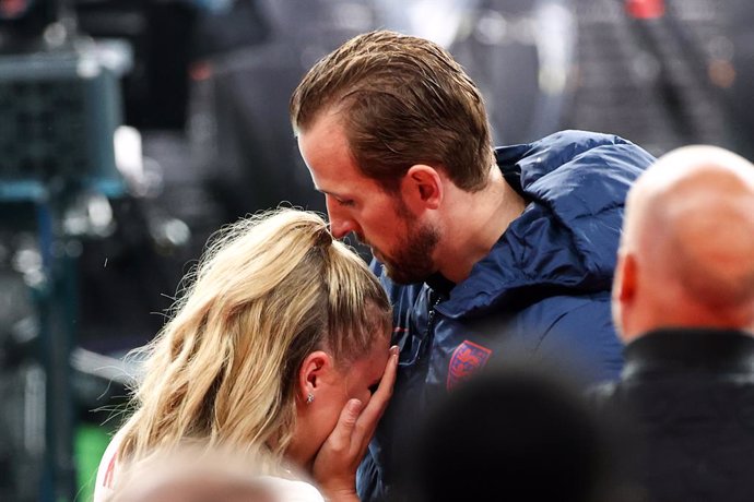 12 July 2021, United Kingdom, London: England's Harry Kane consoles his wife Katie Goodland after the final whistle of the UEFA EURO 2020 final soccer match between Italy and England at Wembley Stadium. Photo: Christian Charisius/dpa