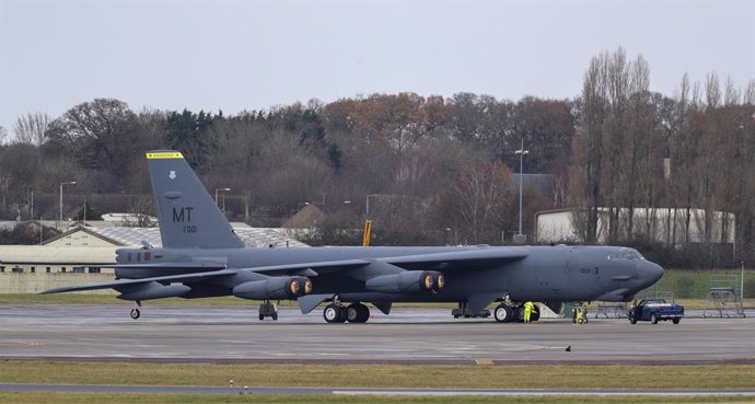 Archivo - 04 December 2020, England, Fairford: A engineer stands next to a USAF B52 bomber at the RAF Fairford in Gloucestershire after the plane made an emergency landing at the base due to engine issues. Photo: Steve Parsons/PA Wire/dpa