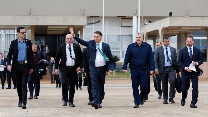 HANDOUT - 06 August 2021, Brazil, Joinville: President of Brazil Jair Bolsonaro (C) waves as he arrives in Joinville city as part of his visit to southern Brazil. Photo: Alan Santos/Brazil's presidential office/dpa - ACHTUNG: Nur zur redaktionellen Verw