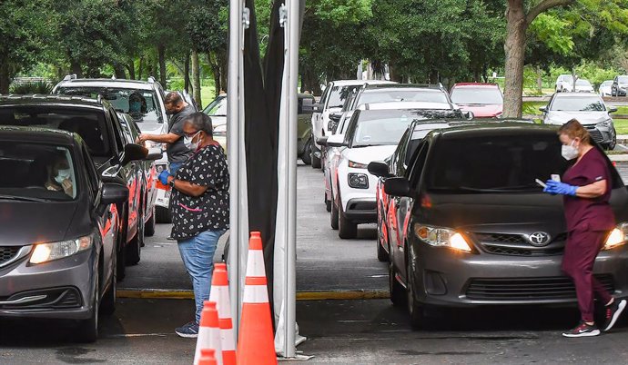 04 August 2021, US, Orlando: Cars line up at a Coronavirus testing site at the Econ Soccer Complex. Photo: Paul Hennessy/SOPA Images via ZUMA Press Wire/dpa