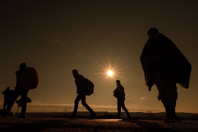 Archivo - 06 March 2020, Turkey, Karakasim Bucagi: Refugees from Afghanistan headed for the Pazarkule-Kastanies Turkish-Greek border crossing at sunrise. Photo: Mohssen Assanimoghaddam/dpa