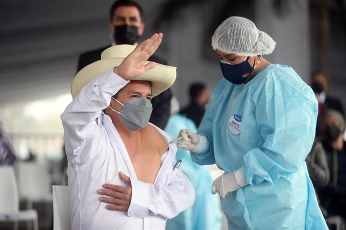 Pedro Castillo recibe la primera dosis de la vacuna contra la COVID-19 Sinopharm.