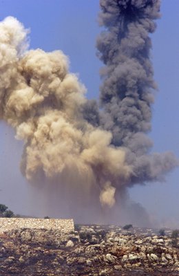 Archivo - El humo se dispara hacia el cielo después de un ataque aéreo israelí en el sur del Líbano el 31 de julio de 2006 cerca de la frontera entre Israel y Líbano.