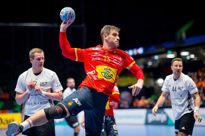 Archivo - Julen Aginagalde, en un partido con la selección española de balonmano.